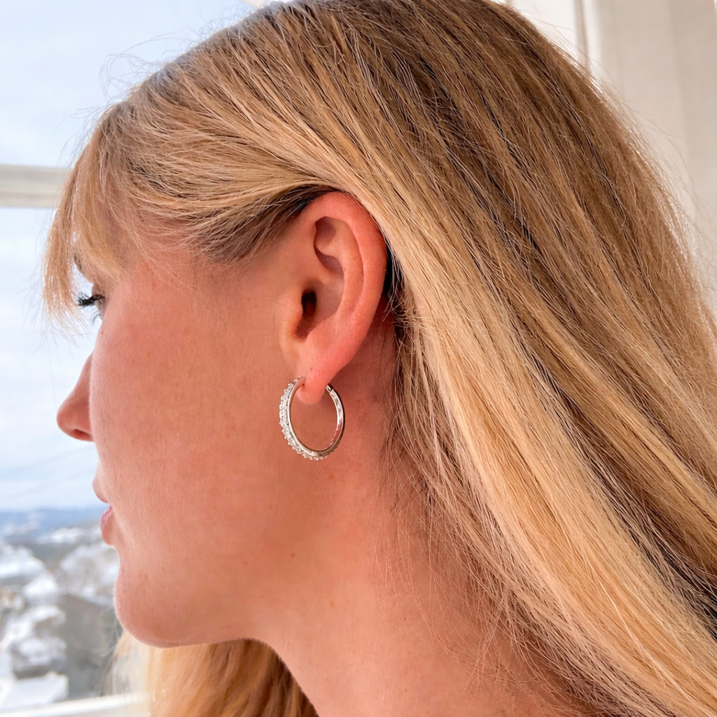 Hoops i sølv i størrelse 16mm med fine stener på