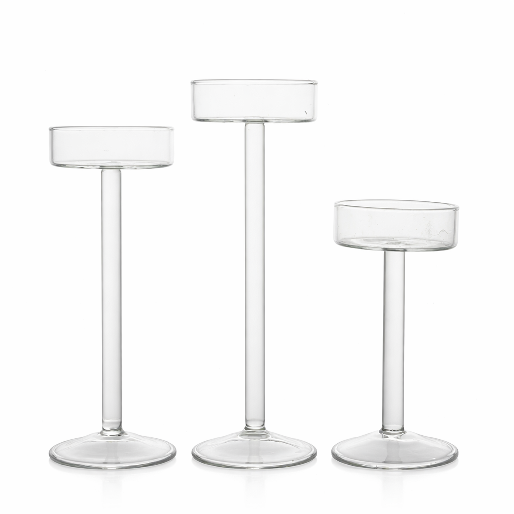 3 høye kubelysstaker i et hvitt studio. 