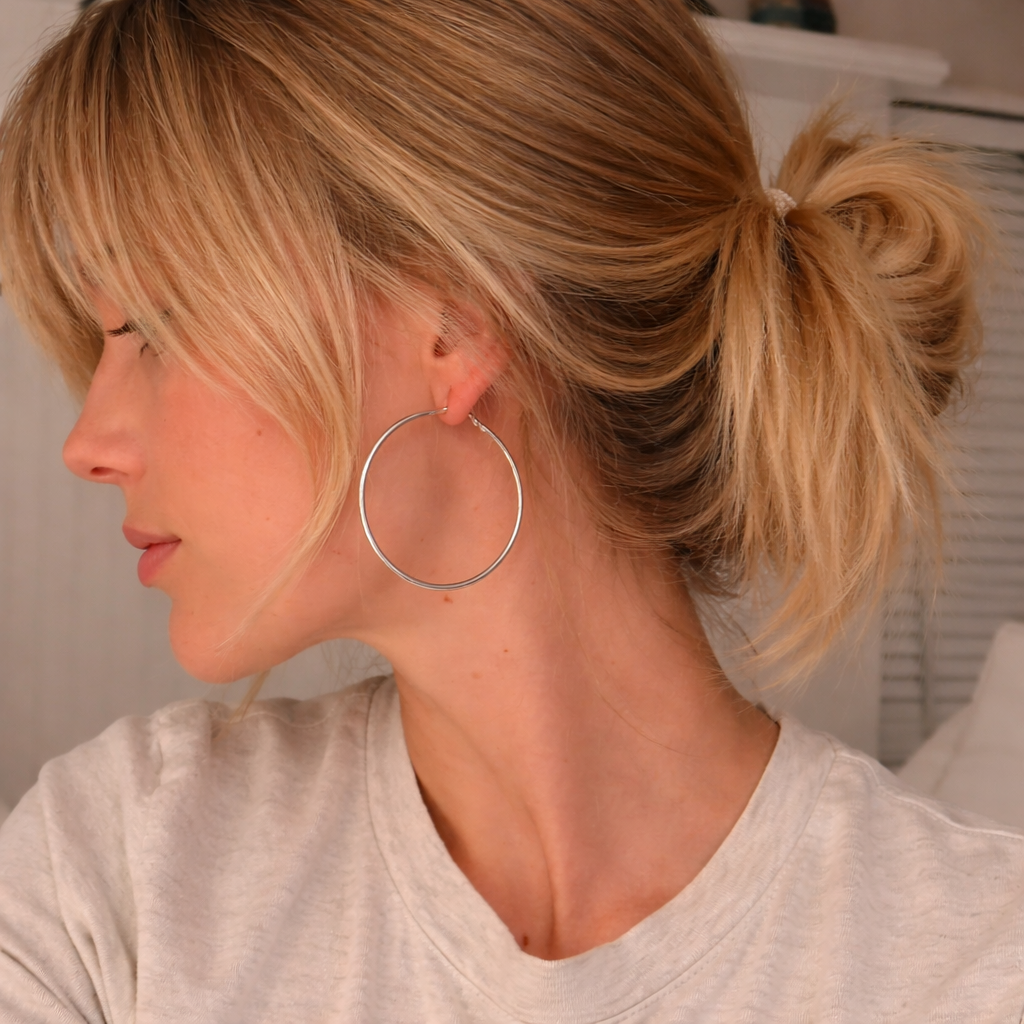 Jente på siden med 50mm øreringer i ekte sølv. 