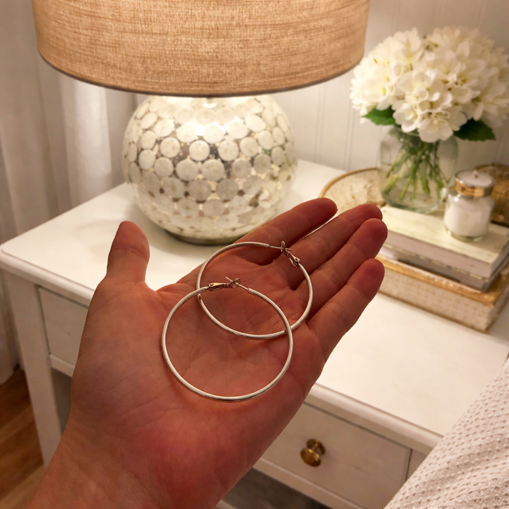 Øreringer i ekte sølv i en hånd. 