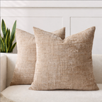 To fine beige teksturerte putetrekk i sofa