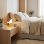 Fulelampe i tre med led lys på et nattbord ved siden av en seng. 