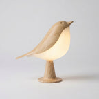 Fulelampe i tre med led lys i studio.