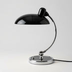 Bordlampe med soppholde i metall i sort med sølv metall strand.