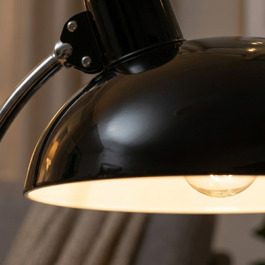 Sopplampe i fine detaljer på et fint bord i en stue. 