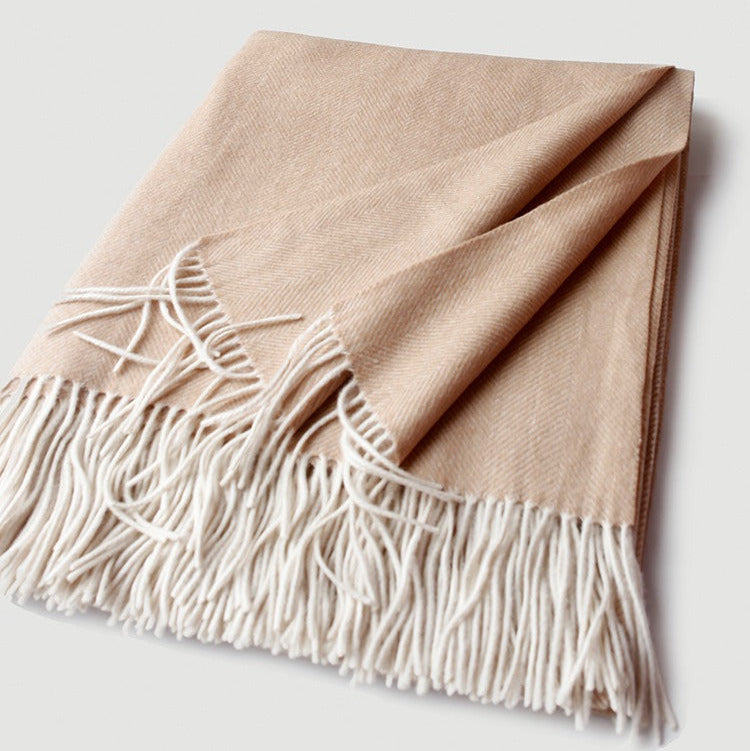 Ullpledd i blush farge. Laget av lammeull og cashemere. tynt og perfekt til vinter og sommer. Herringbone eller fiskebensmønster på pleddet. 