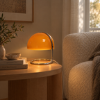 Bordlampe med halvkuleformet glasskjerm og kromfot