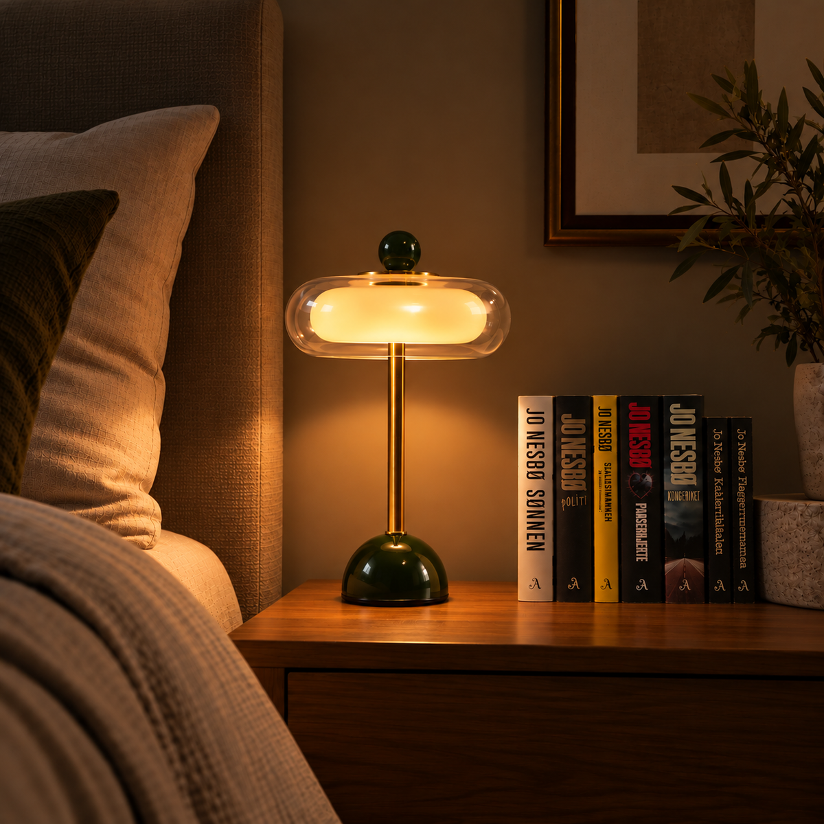 Bordlampe i glass og metall med grønn base