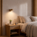 Fin lampe på en vegg ved seng i et soverom. 