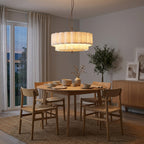 Japansk inspirert stoff taklampe over spisebord.