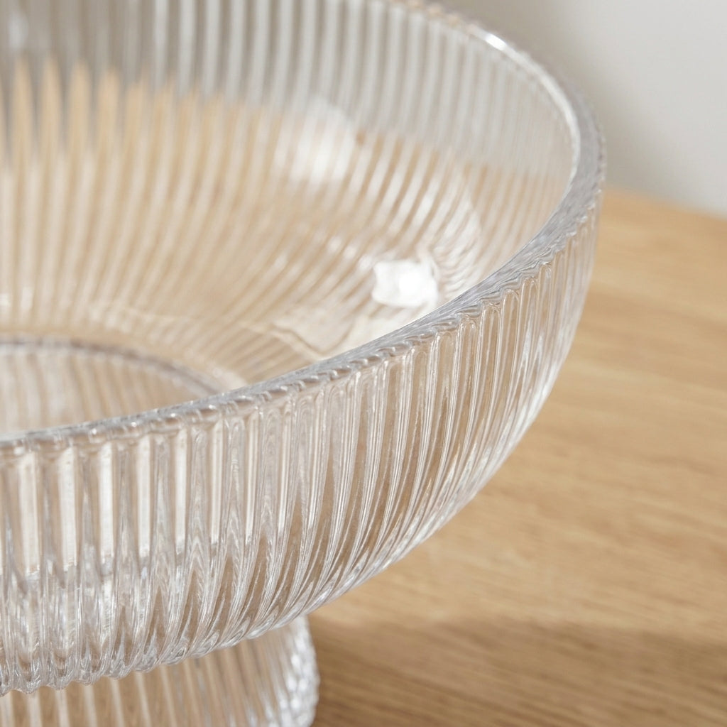 Detaljer på glassbolle med rillet design. 