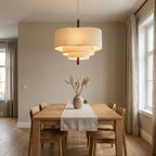 Fin taklampe over et spisebord i en stue. 