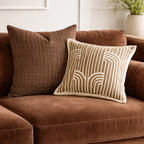 To fine puter i en fin sofa 
