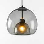 Studio bilde av en taklampe i sort glass