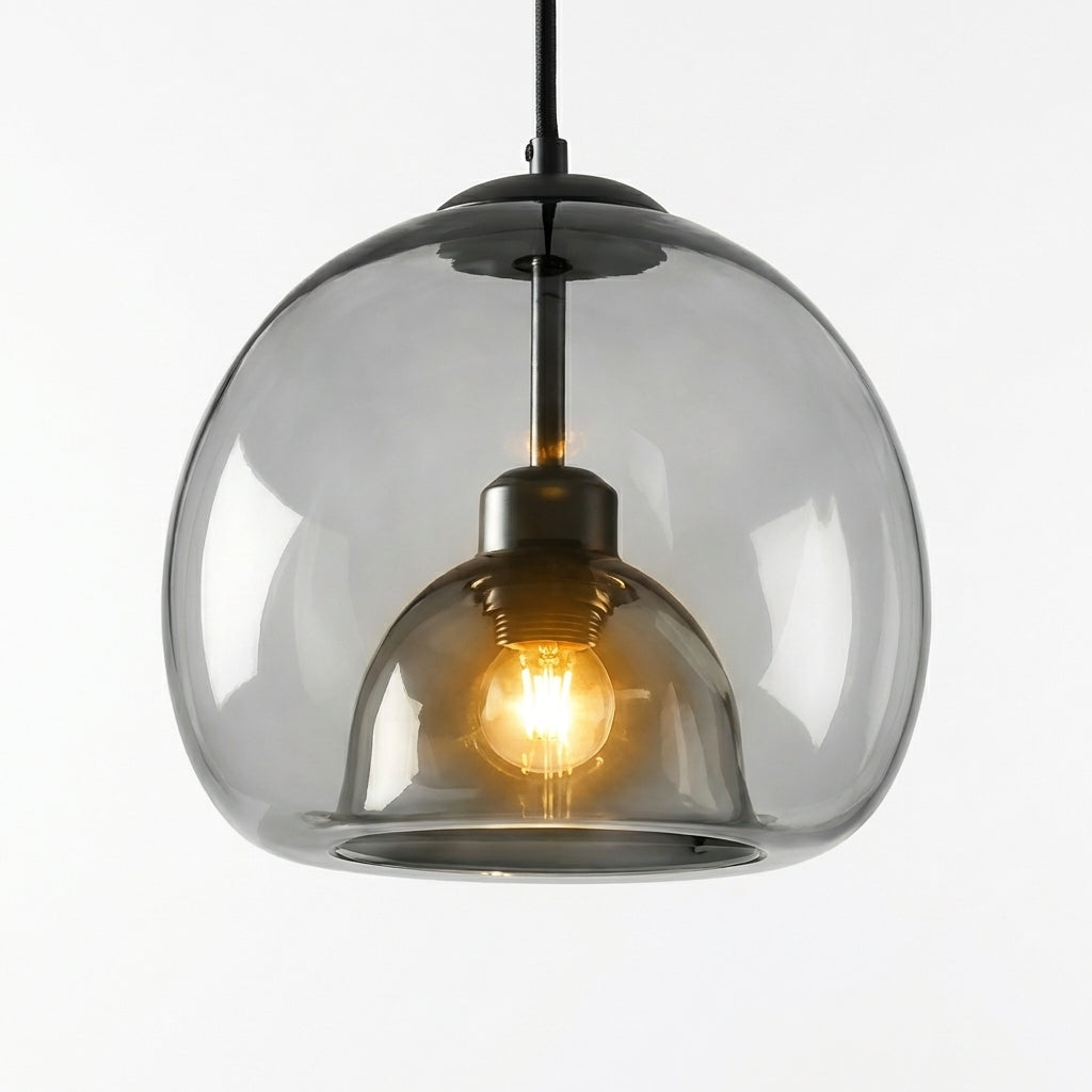 Studio bilde av en taklampe i sort glass