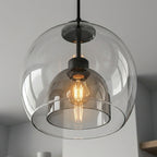 Taklampe i sort glass i en fin stue.