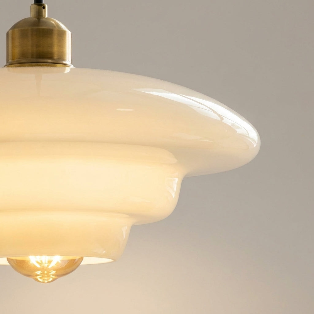 Detaljer nærbilde av en fin taklampe i et grått studio. 