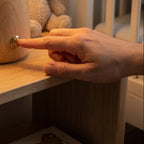 Knapp closeup av en hånd som trykker på en knapp på en lampe. 