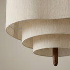 Detaljer på en fin taklampe i et grått studio. 