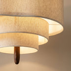 Detaljer på en fin taklampe i et grått stuido.