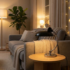 Sopplampe i fine detaljer på et fint bord i en stue. 