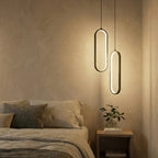 Dobbel taklampe på et koselig soverom.