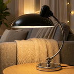 Sopplampe i fine detaljer på et fint bord i en stue. 