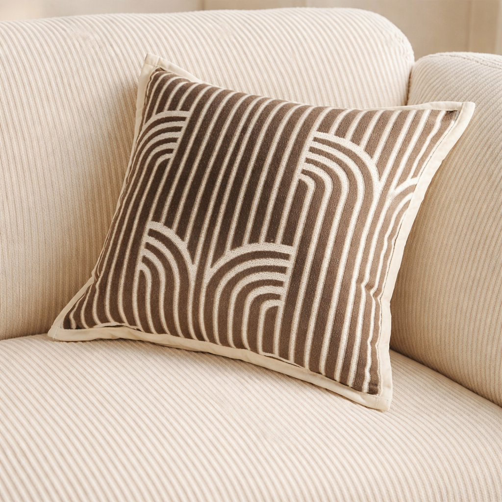 Fin pute in krem med fine brune detaljer. 