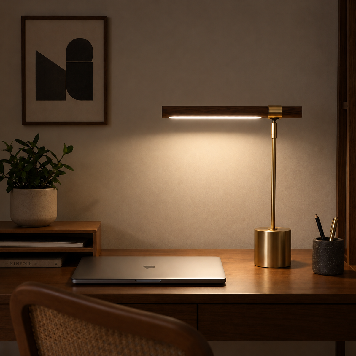 Sammenleggbar led lampe på et koselig kontor.