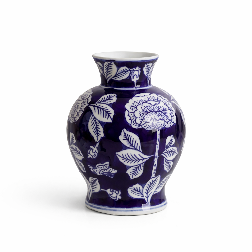 Mørk blå decorvase antikk i porselen i et hvitt studio. 