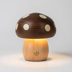 Fin sopplampe i ekte tre med knapp forran i et grått studio. 