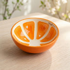 Detaljer av en oransje appelsin liten bolle til servering av små ting. 