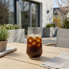 Glass med cola og riller ute. 