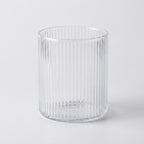 Fint glass med riller perfekt til iskaffe i et hvitt studio. 