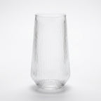 Glass med riller høyt i et hvitt studio. 