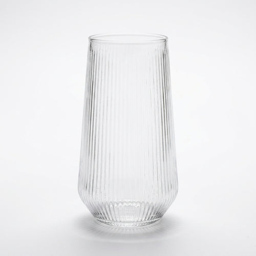 Glass med riller høyt i et hvitt studio. 