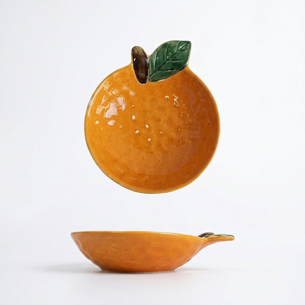 Appelsinformet skå i et hvitt fint studio. 