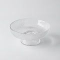 Serveringsbolle med rillet glass design i et hvitt studio. 
