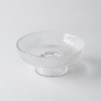 Serveringsbolle med rillet glass design i et hvitt studio. 