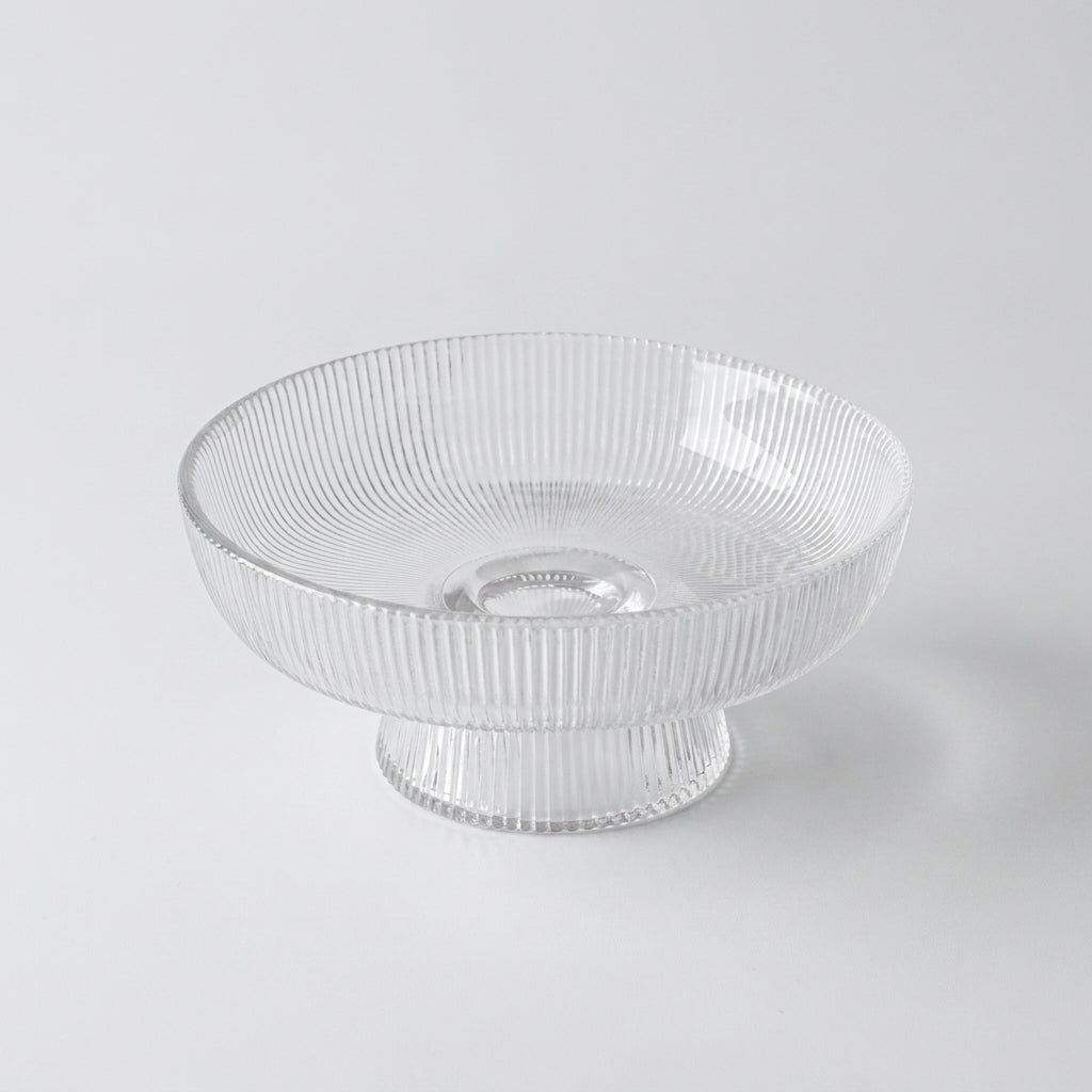 Serveringsbolle med rillet glass design i et hvitt studio. 