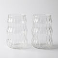 To fine glass kopper i et hvitt studio. 