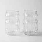 To fine glass kopper i et hvitt studio. 