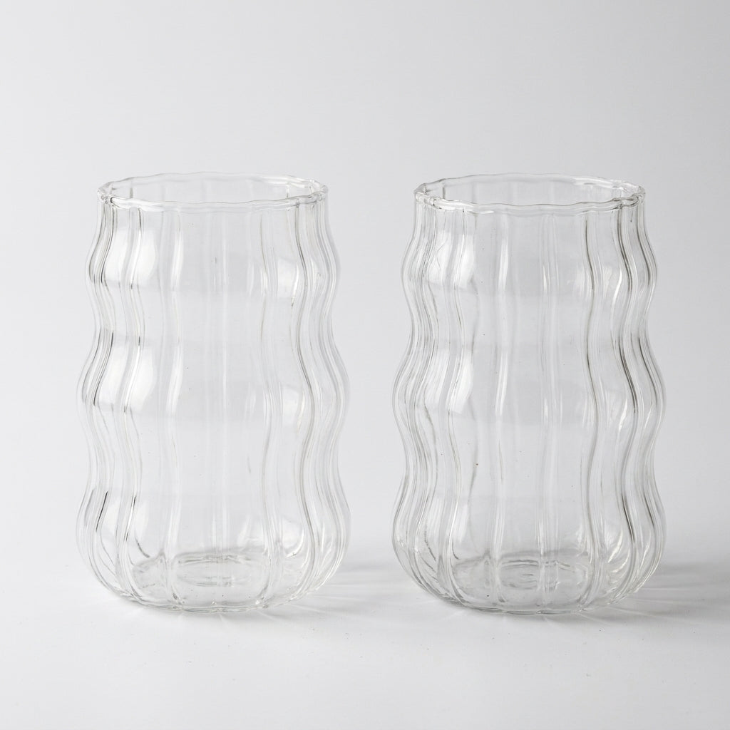 To fine glass kopper i et hvitt studio. 