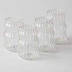 fire rillede glass i et hvitt studio. 