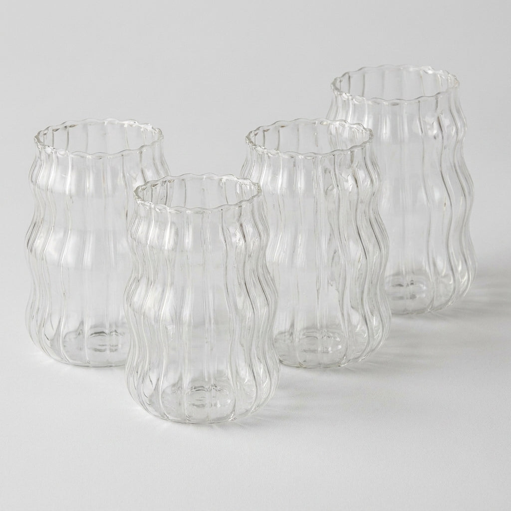 fire rillede glass i et hvitt studio. 