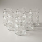 6 rillede glass perfekt til iskaffe i et hvitt sdtudio. 