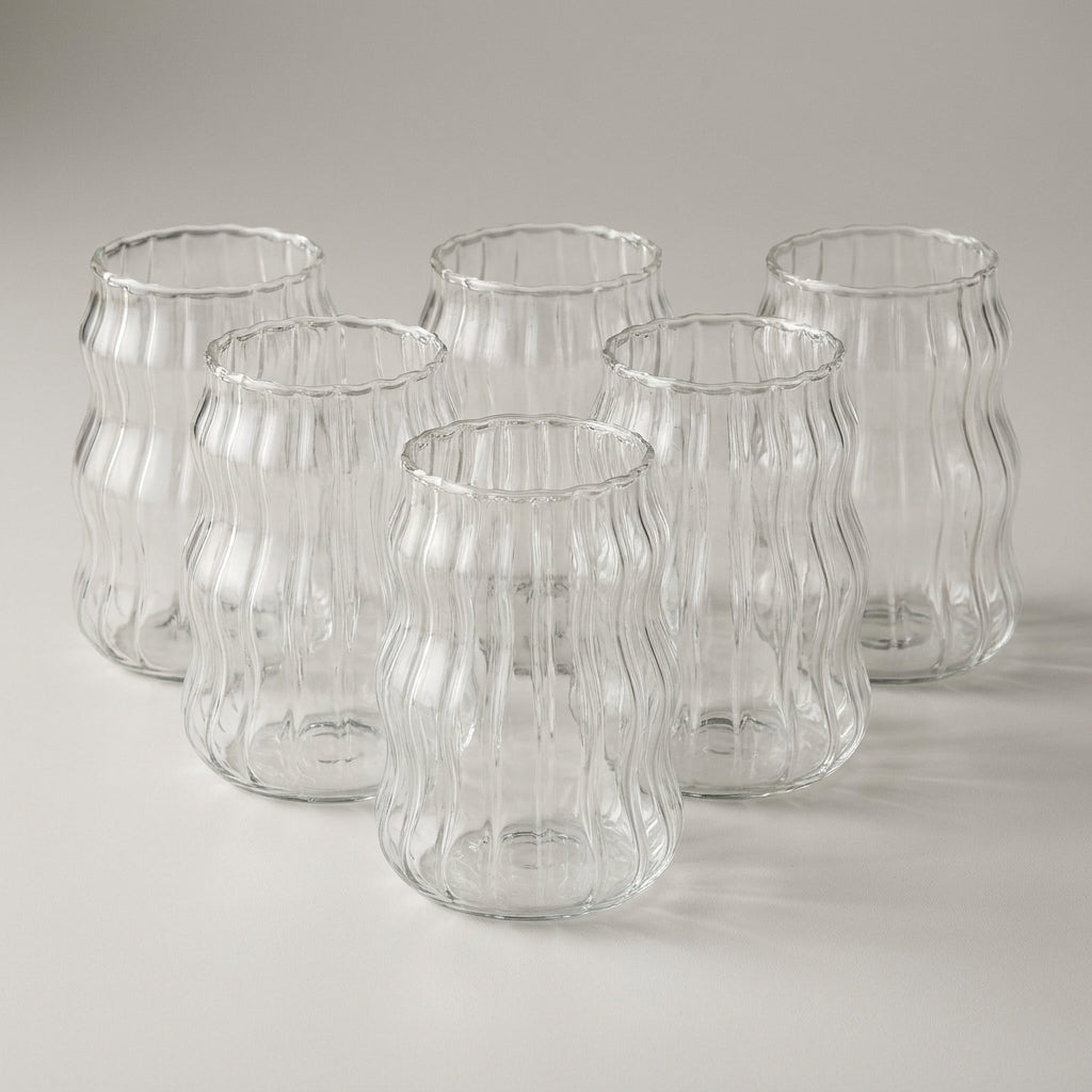6 rillede glass perfekt til iskaffe i et hvitt sdtudio. 