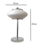 Minimalistisk sølvfarvet bordlampe