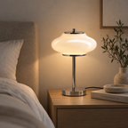 Minimalistisk sølvfarvet bordlampe