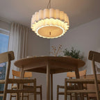 Undersiden av en fin lampe ved et spisebord.